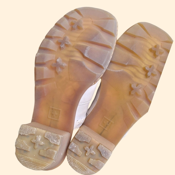 Dr. Martens Dana Clog Leather Mules in a light beige color. - Picture 5 of 6